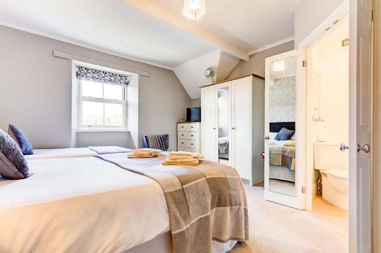 Lyndale Guest house 3*