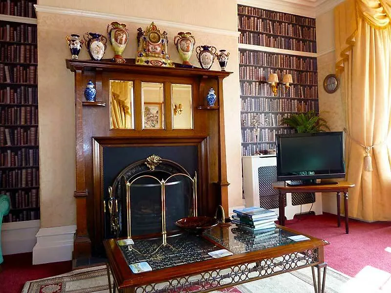 Calder House 3*
