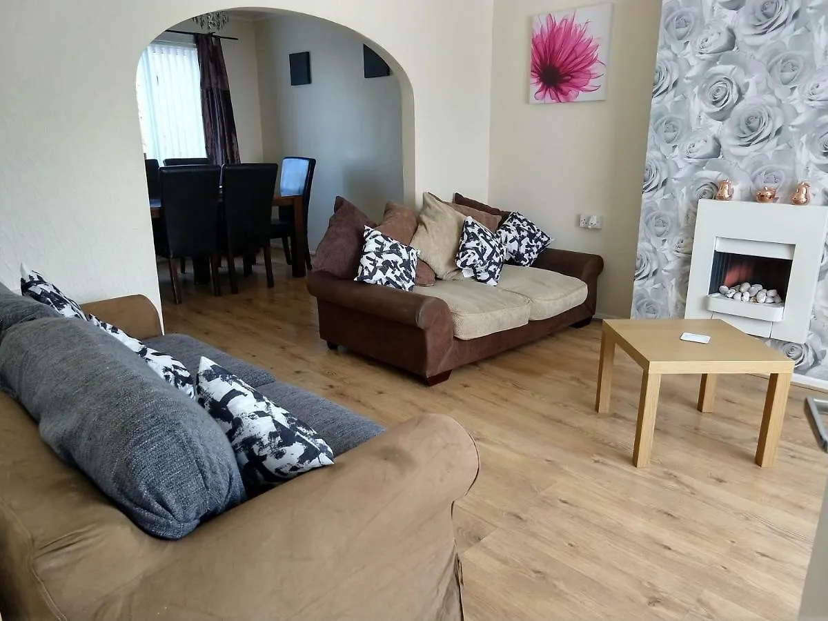 Rowe Gardens: Cozy In Quiet Residential Area Guest house Workington