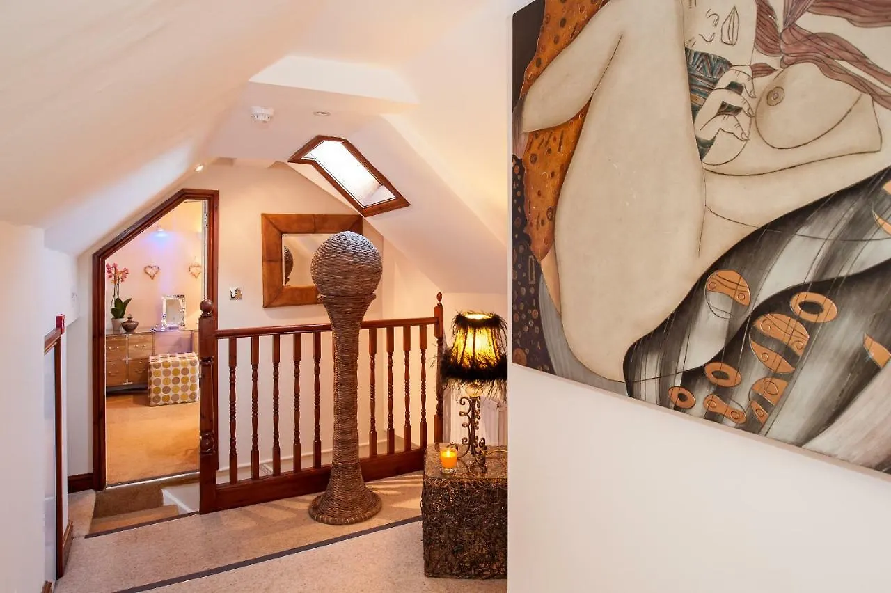 Boutique & Hot Tubs 호텔 4*