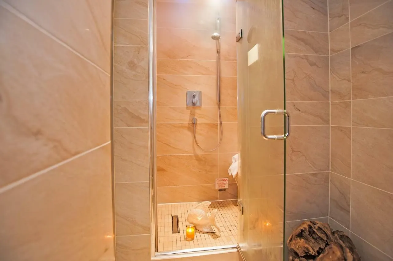 Boutique & Hot Tubs 호텔 4*