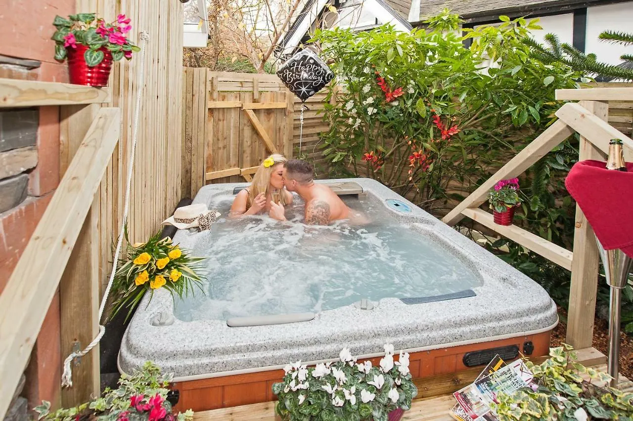 Boutique & Hot Tubs 호텔 4*