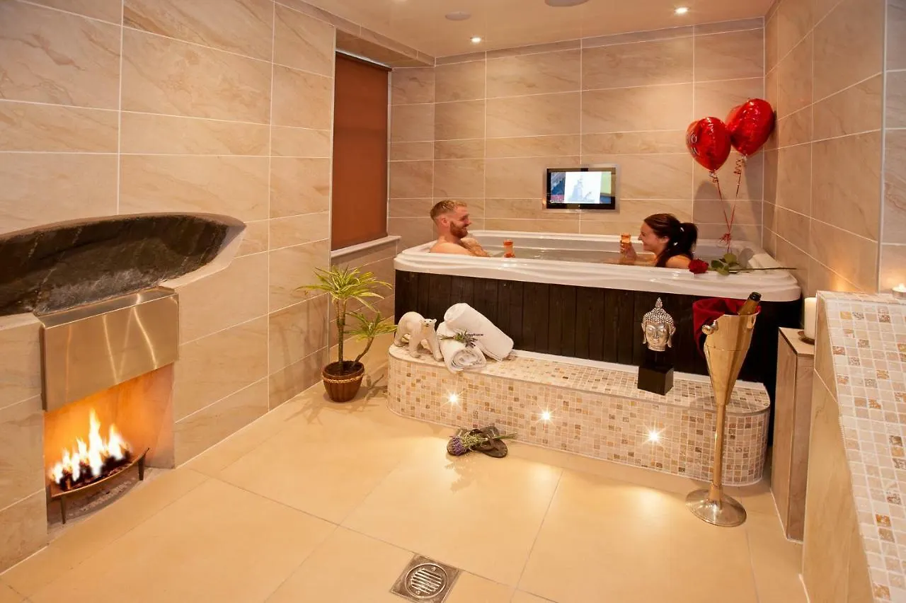 Boutique & Hot Tubs 호텔 4*
