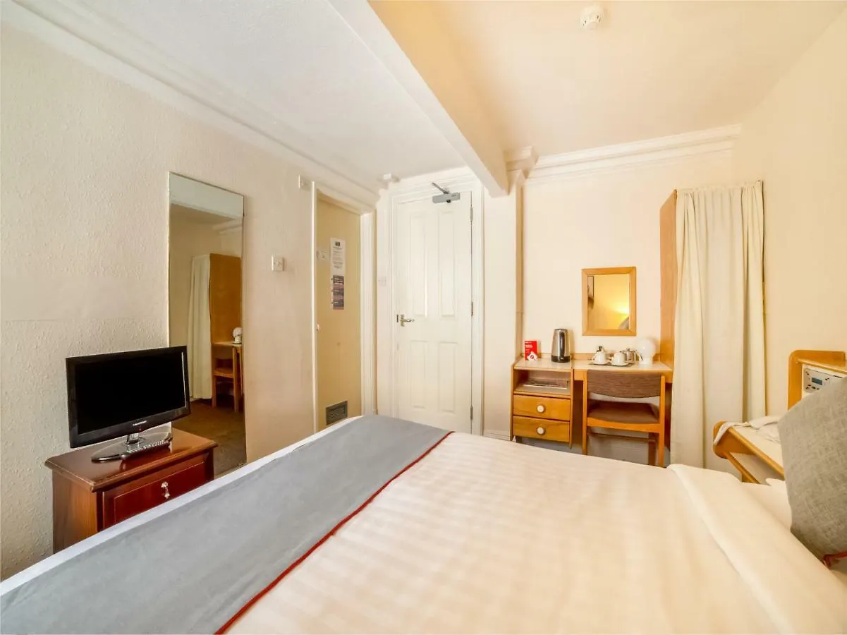 Hotel Oyo The Cumberland Near Community Hospital 3*
