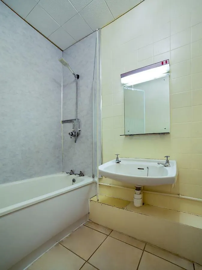 Oyo The Cumberland Near Community Hospital Hotel 3*