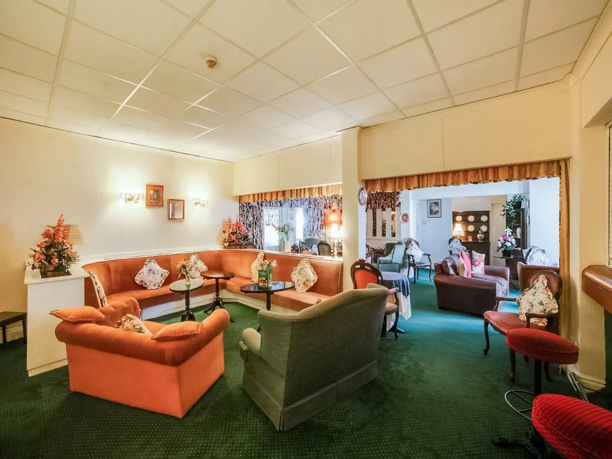 Hotel Oyo The Cumberland Near Community Hospital 3*