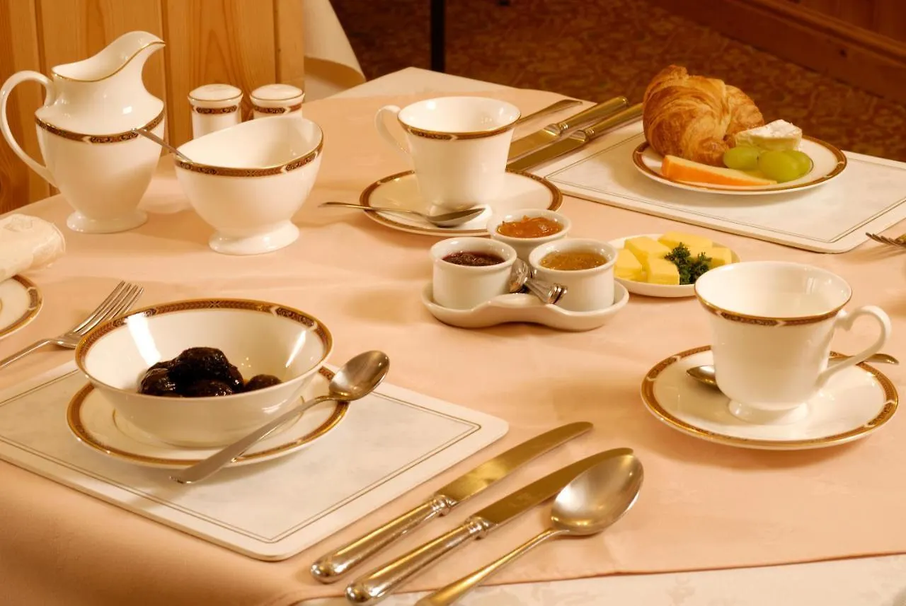 Thornbank House Offering Breakfast And With Free Off Site Health Club