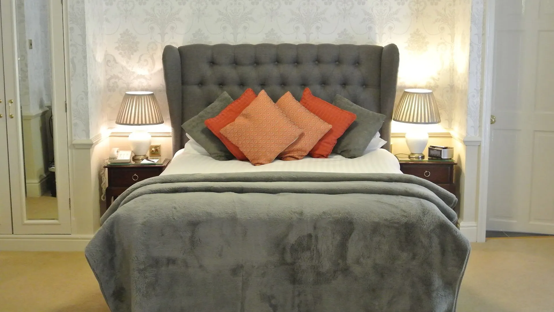 Crown Wetheral מלון 4*