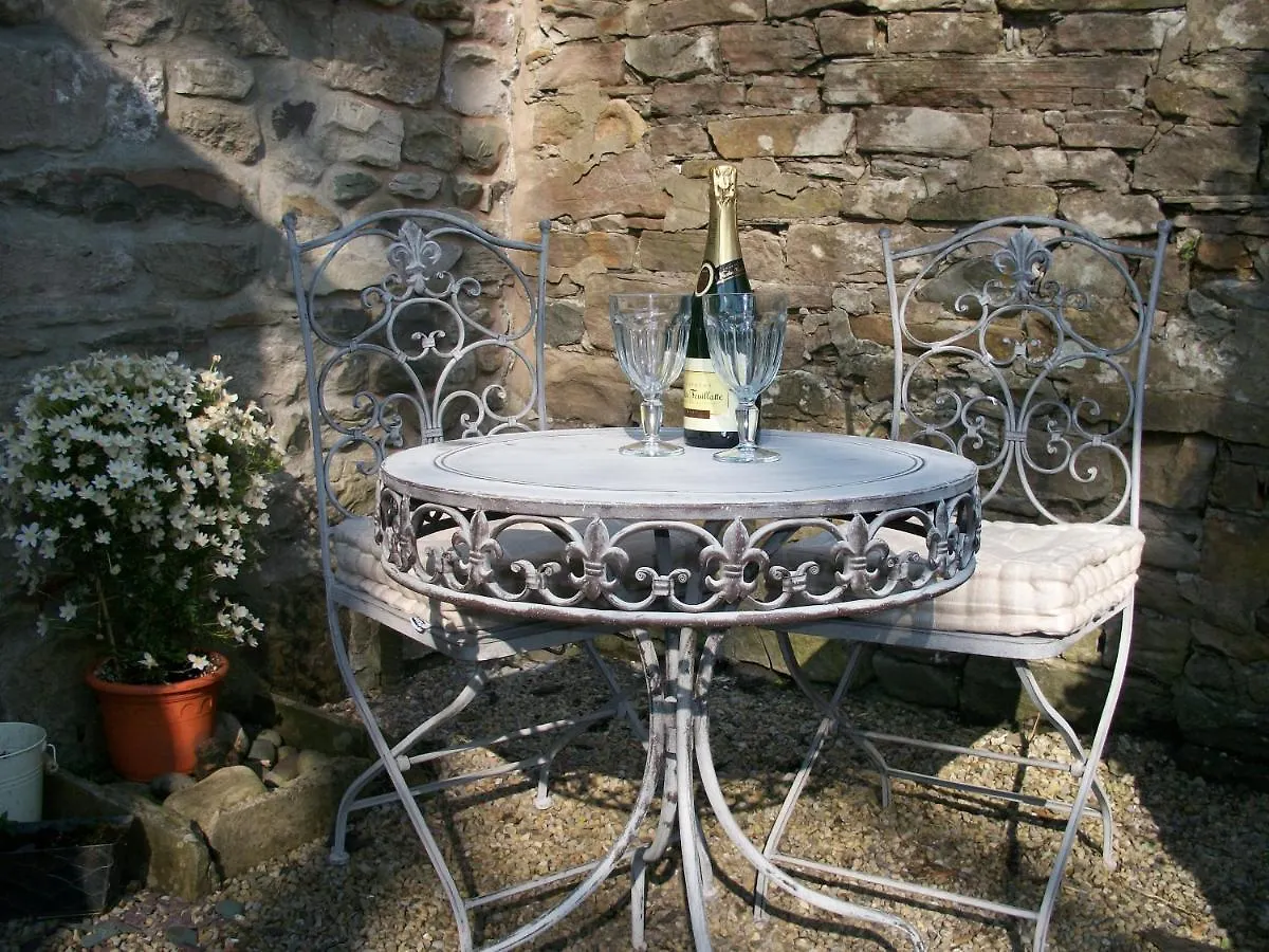 Chapel Set In A Private Courtyard In Location With 2 Parking Spaces Holiday home Kirkby Lonsdale