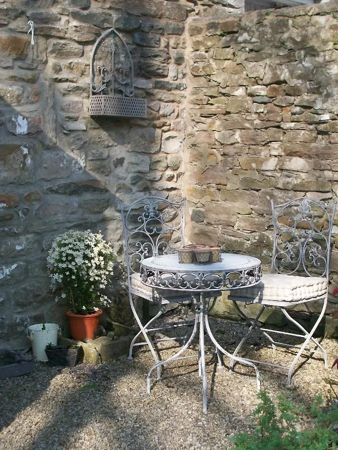 Chapel Set In A Private Courtyard In Location With 2 Parking Spaces Kirkby Lonsdale