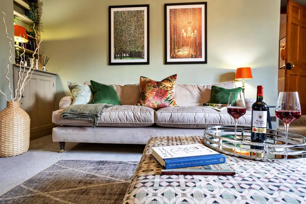 Finest Retreats - Ivy * Casterton