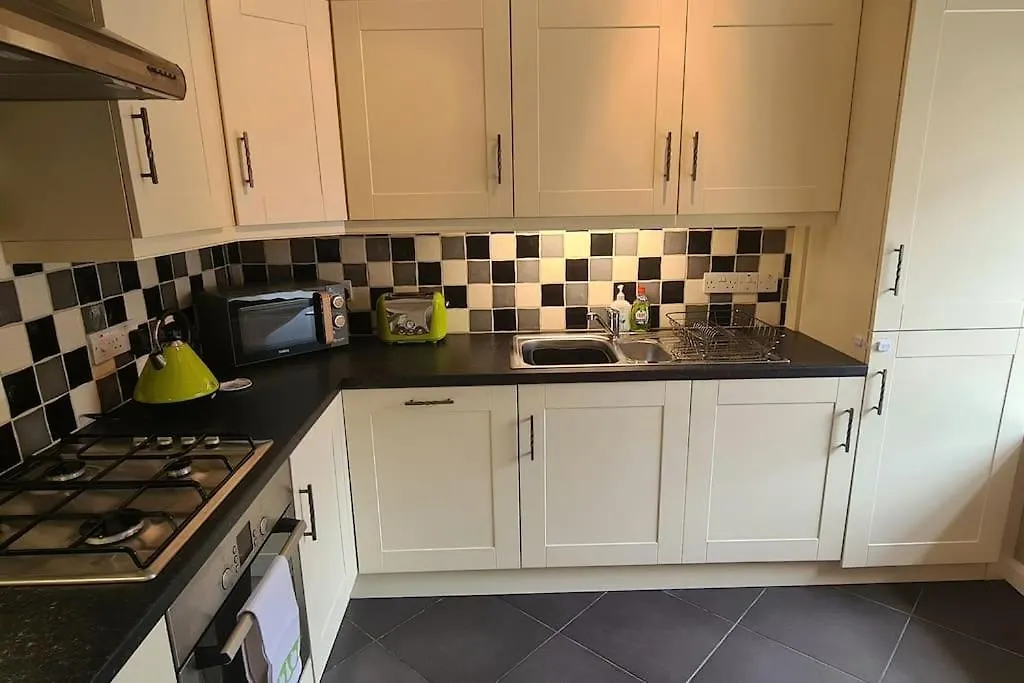 Lovely 2 Bedroom In Town Centre Apartman