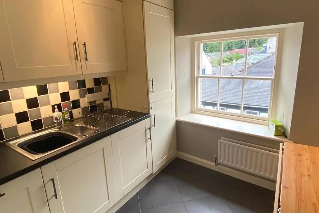 Lovely 2 Bedroom In Town Centre Apartman *