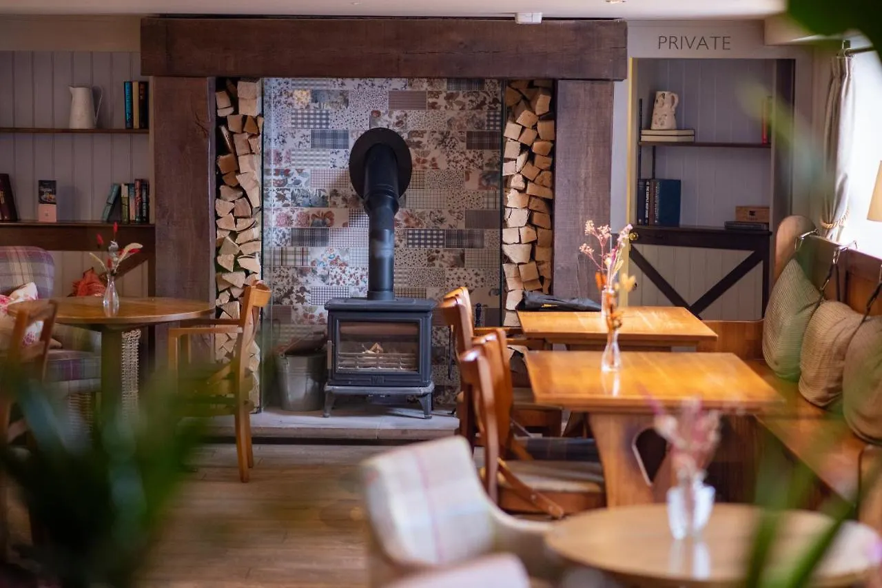 The Crown بولي بريدج