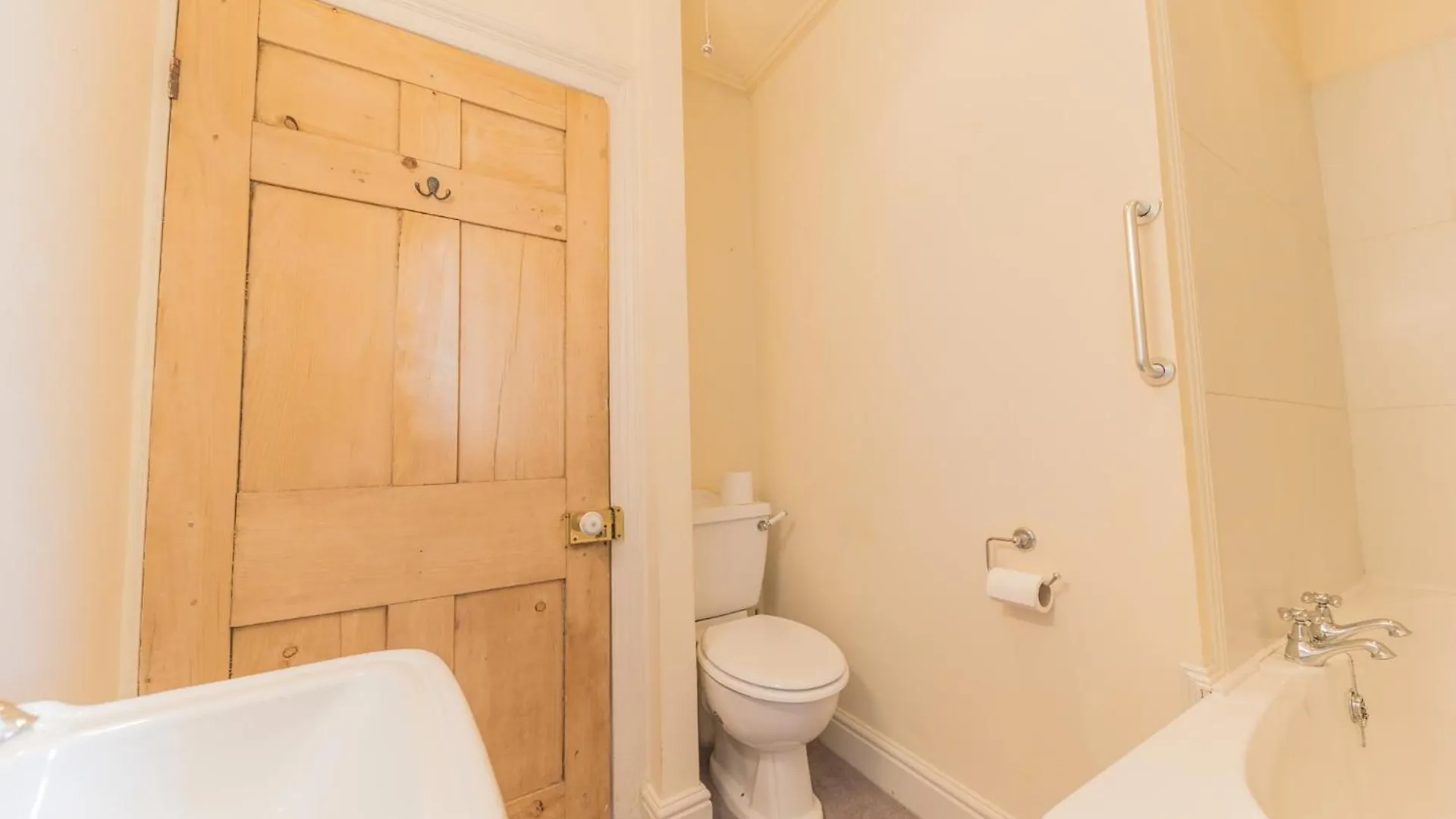 Georgian With Private Courtyard & Free Parking *