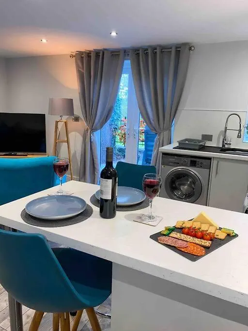 Luxurious & Tranquil Staycation - W/ Hot Tub! Burneside