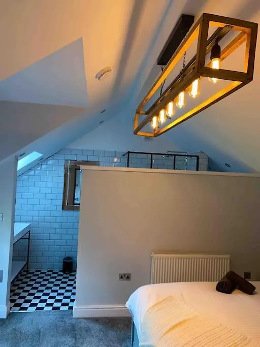 Luxurious & Tranquil Staycation - W/ Hot Tub! *