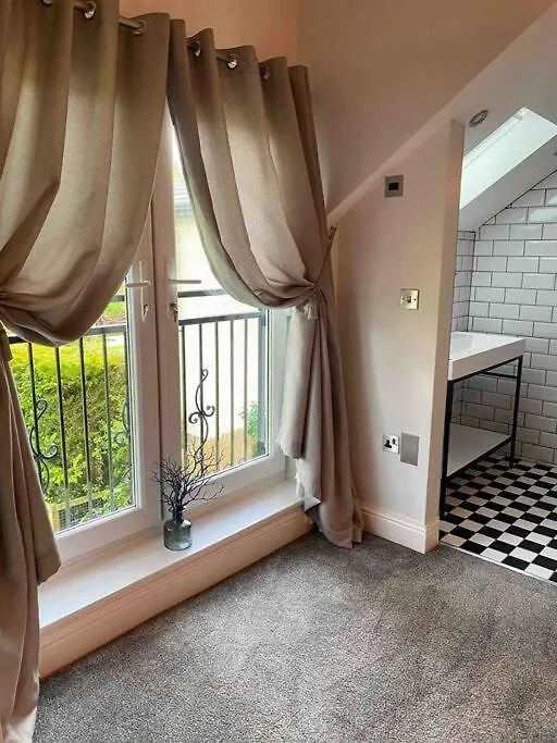 Luxurious & Tranquil Staycation - W/ Hot Tub! Burneside
