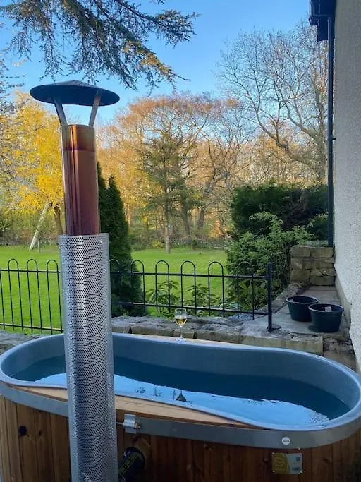 Luxurious & Tranquil Staycation - W/ Hot Tub! *