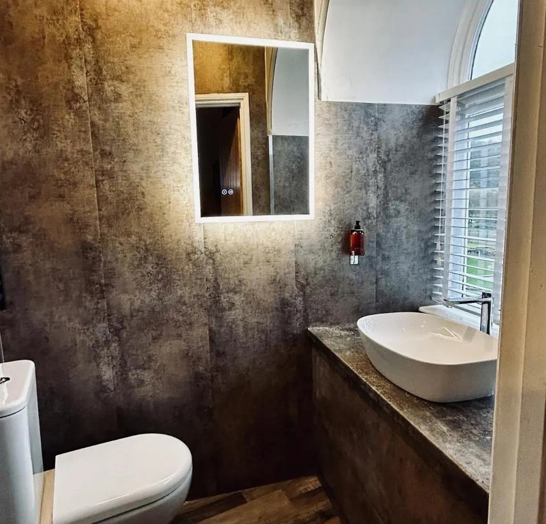 לינה וארוחת בוקר Lacet House 4*