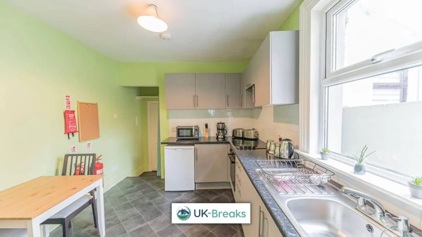 Large, Centrally Located, 5 Bedroom House Homestay *