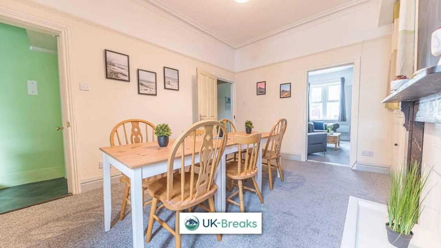 Homestay Large, Centrally Located, 5 Bedroom House Workington