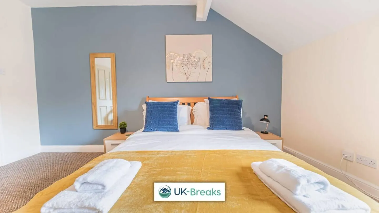 Large, Centrally Located, 5 Bedroom House *