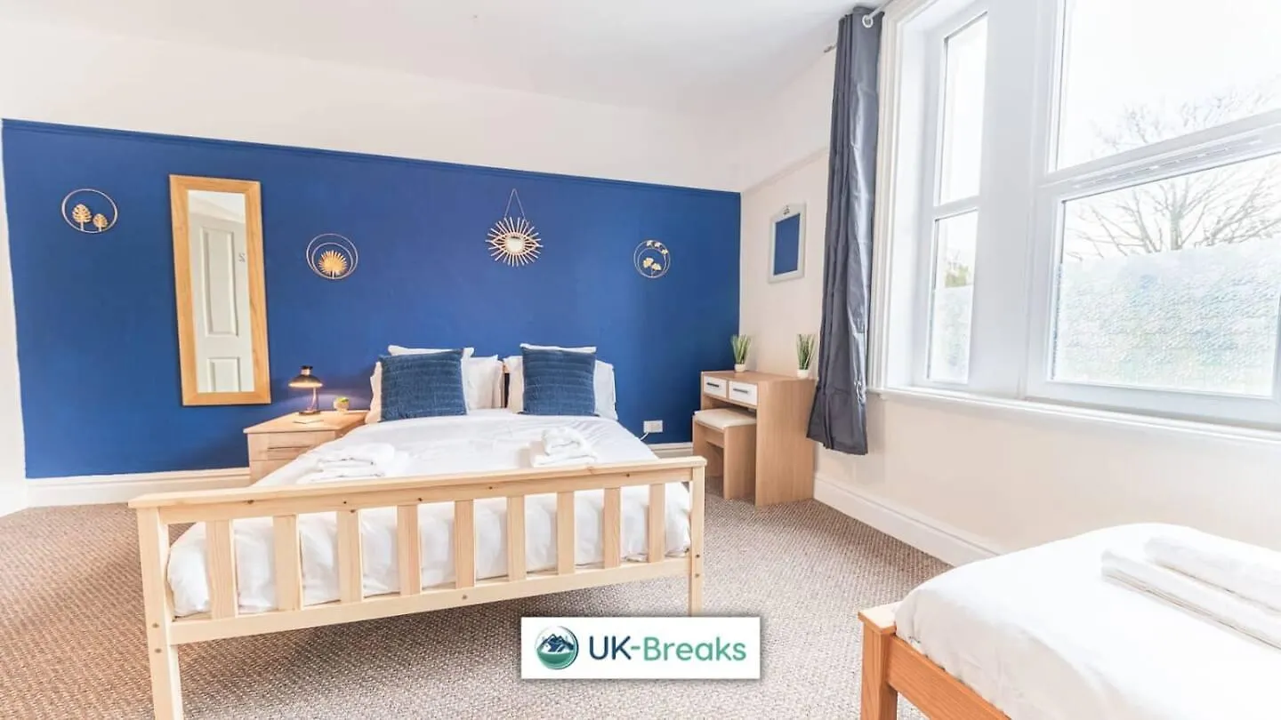 Large, Centrally Located, 5 Bedroom House Homestay *
