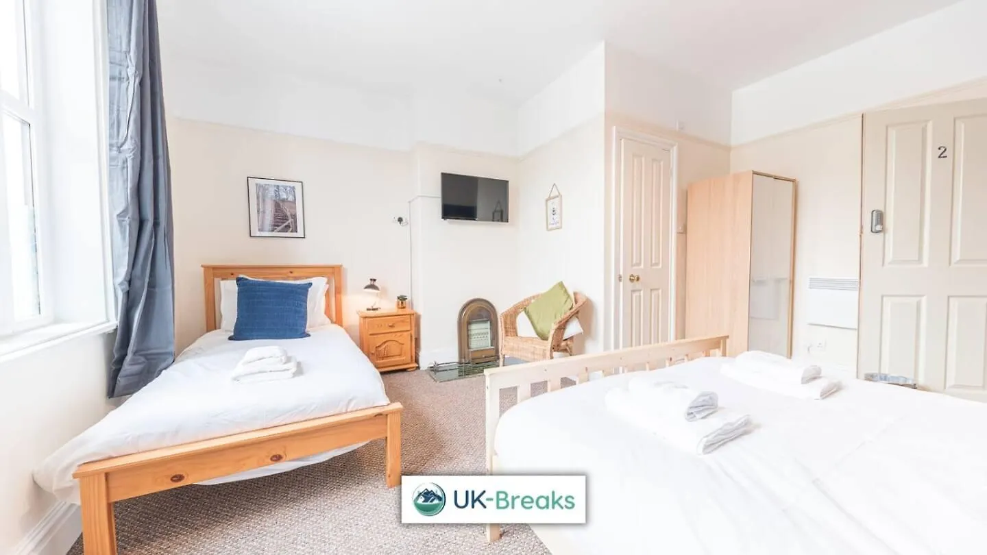 Homestay Large, Centrally Located, 5 Bedroom House Workington