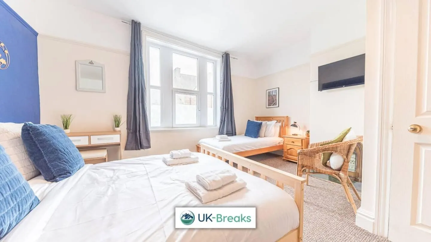 Homestay Large, Centrally Located, 5 Bedroom House