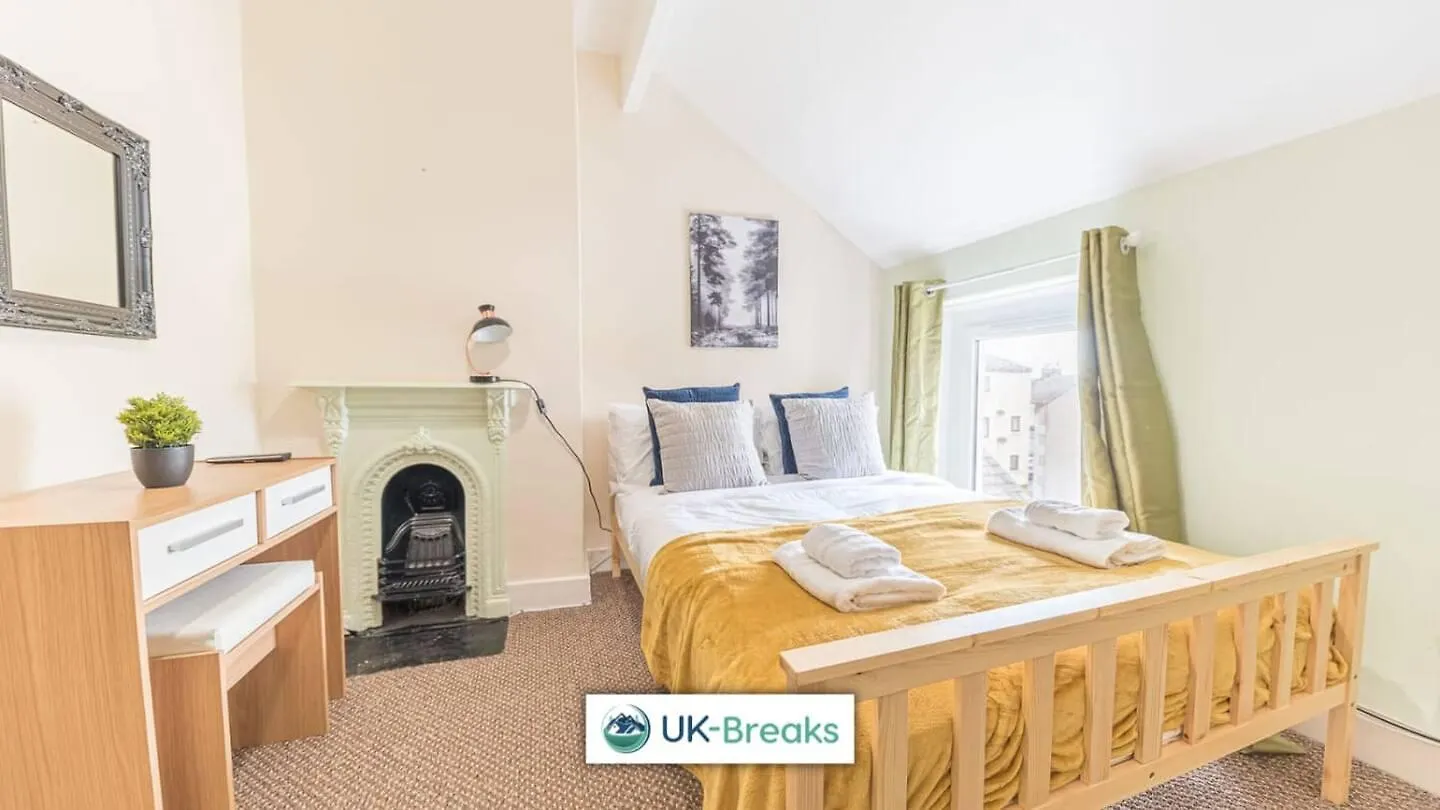 Large, Centrally Located, 5 Bedroom House Homestay Workington
