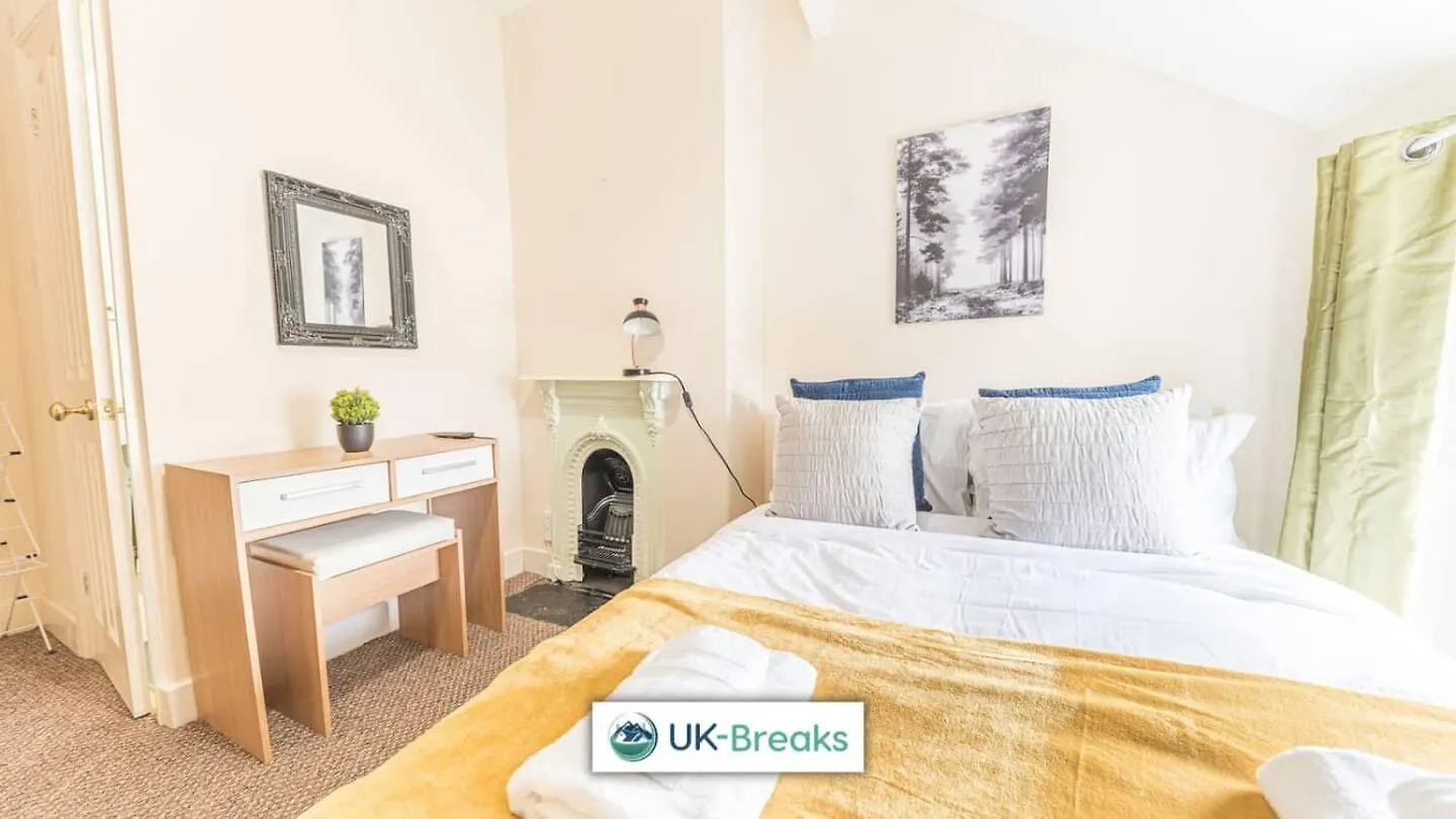 Large, Centrally Located, 5 Bedroom House Homestay