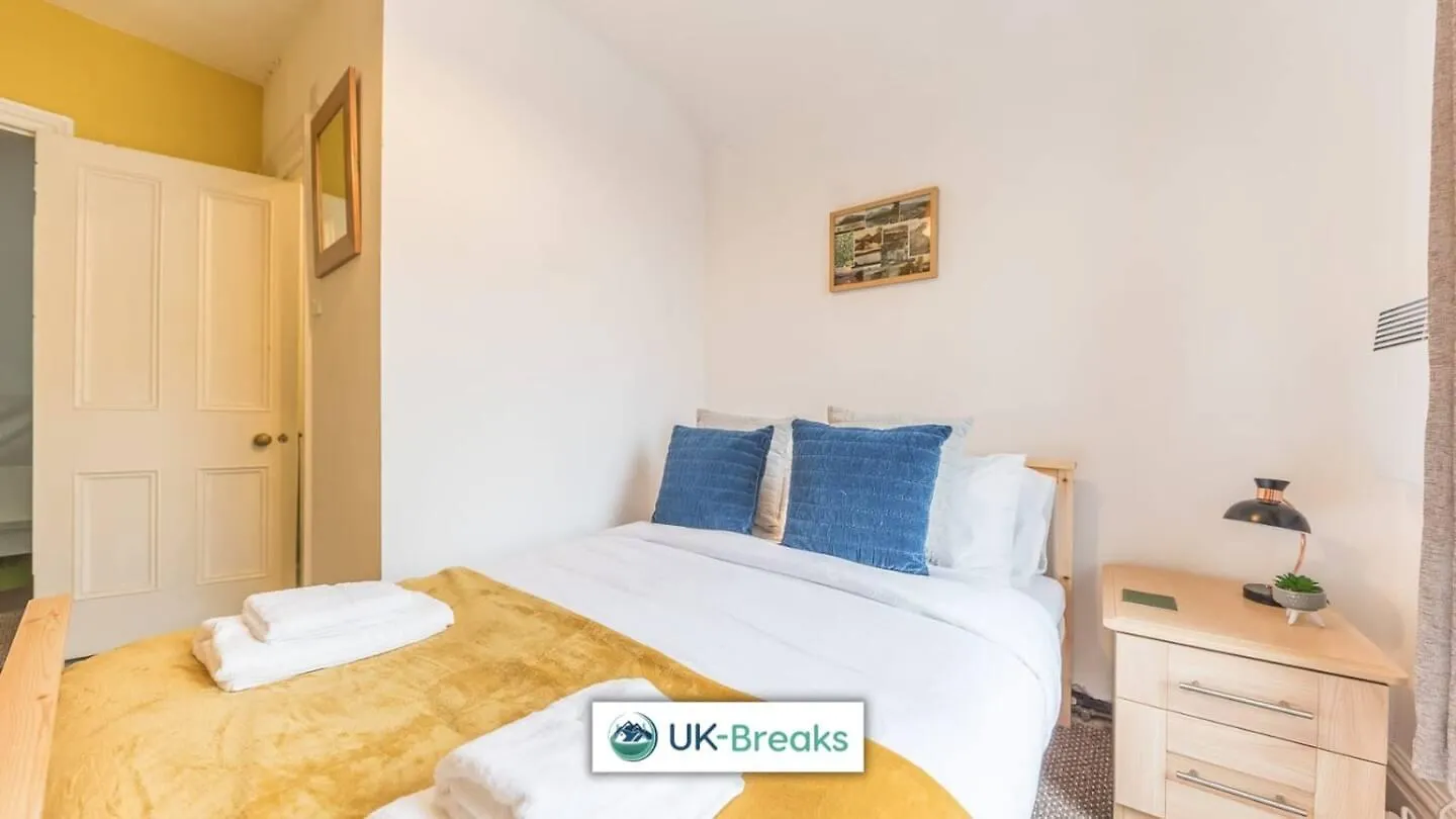 Homestay Large, Centrally Located, 5 Bedroom House *
