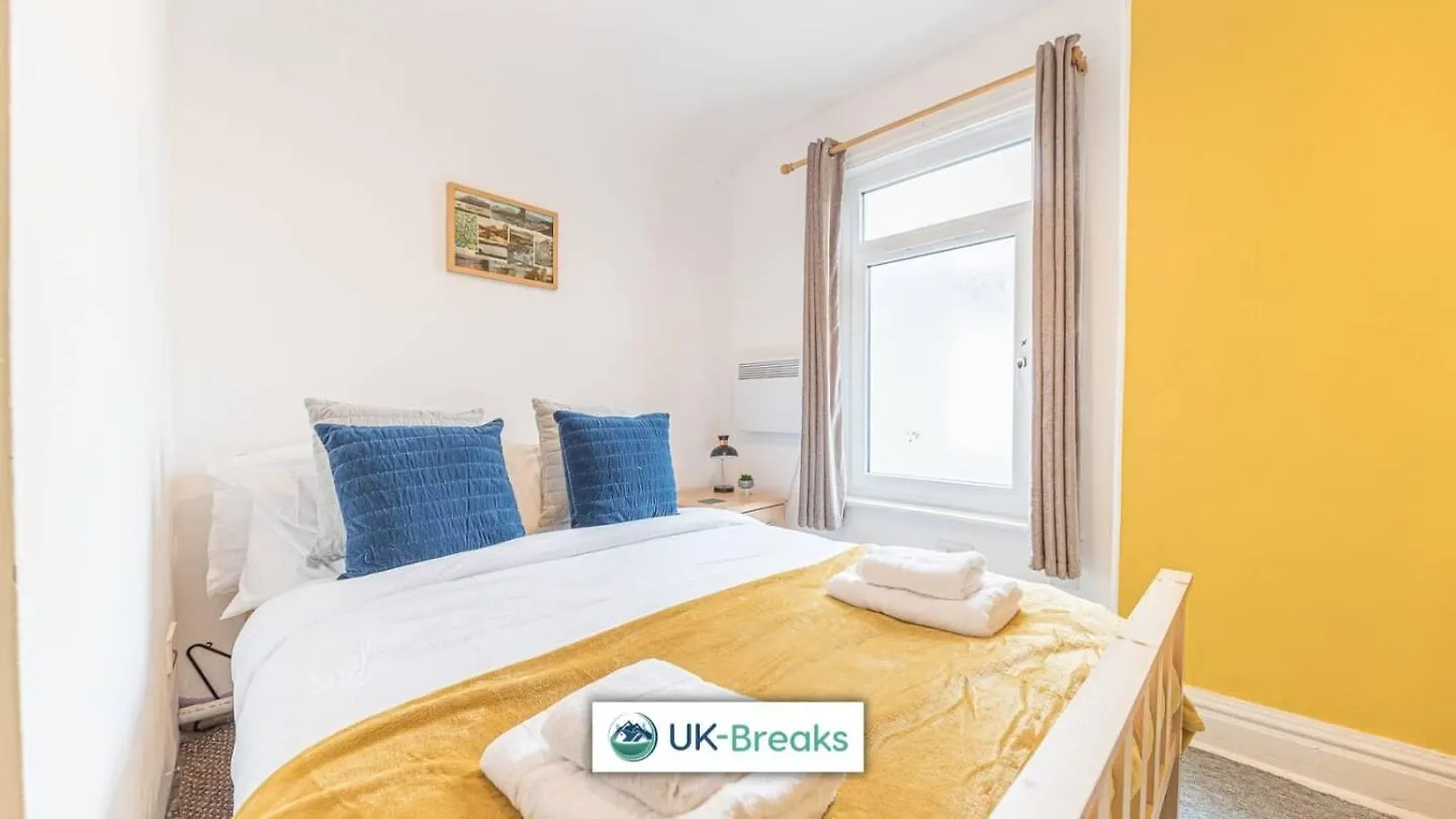 Large, Centrally Located, 5 Bedroom House *