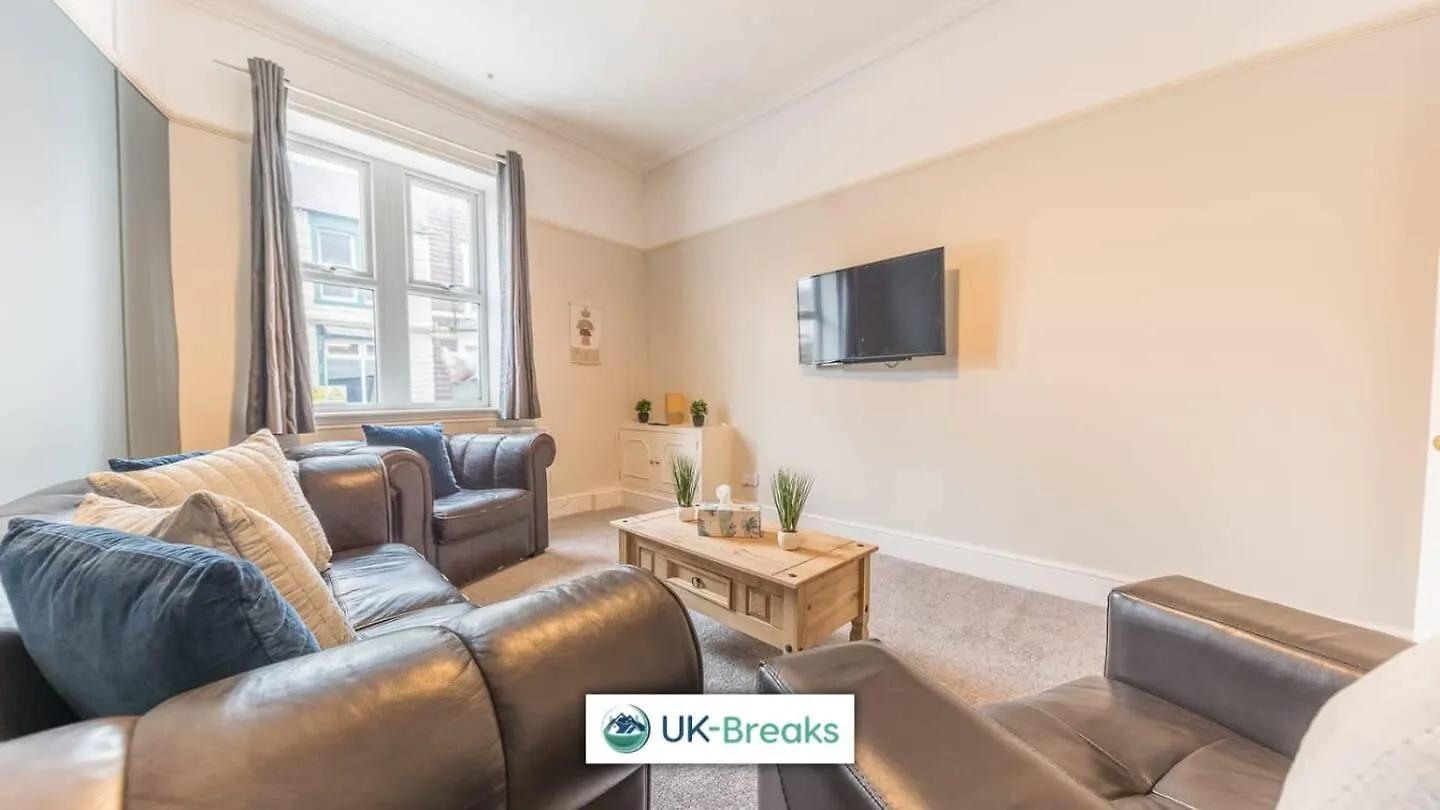Large, Centrally Located, 5 Bedroom House Homestay *
