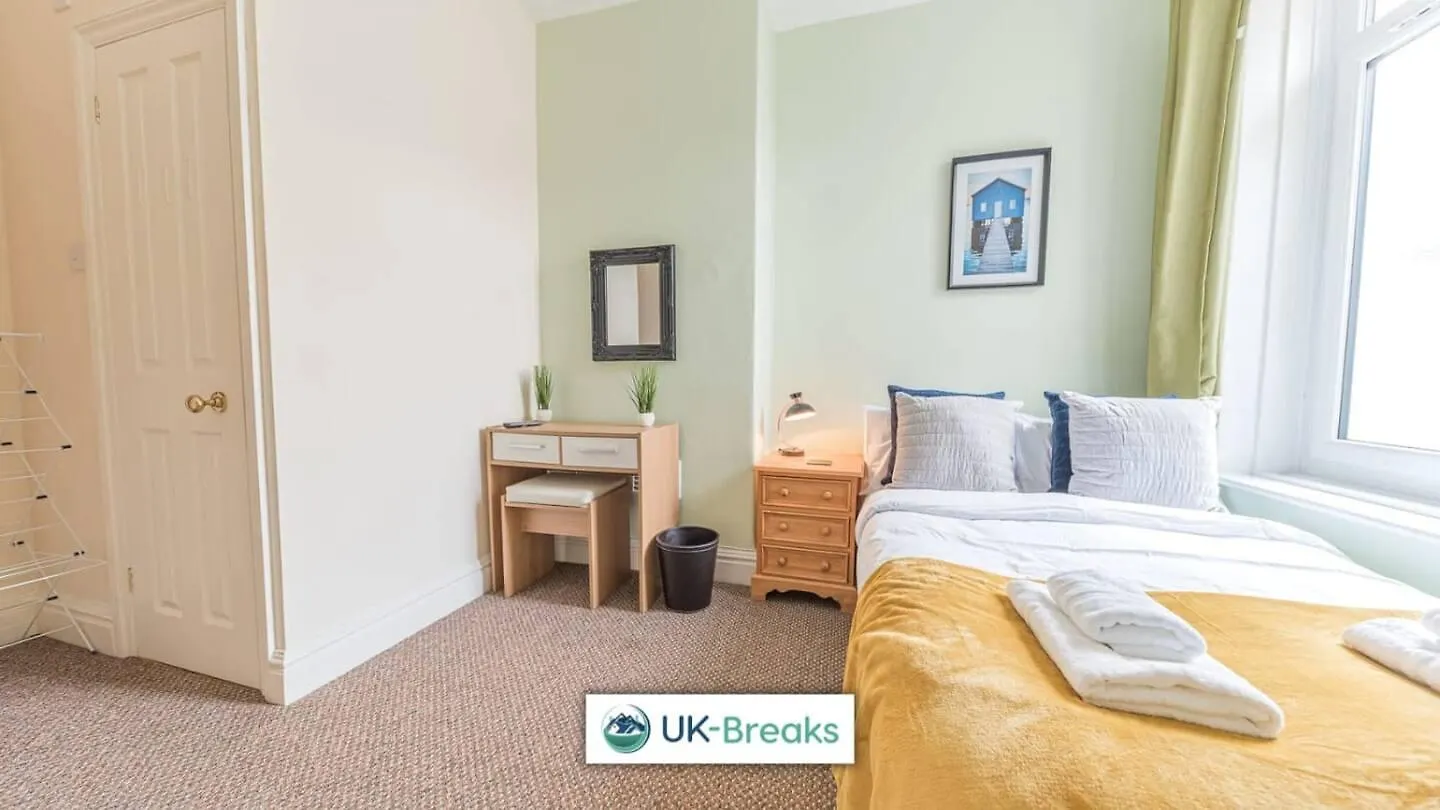 Homestay Large, Centrally Located, 5 Bedroom House Workington