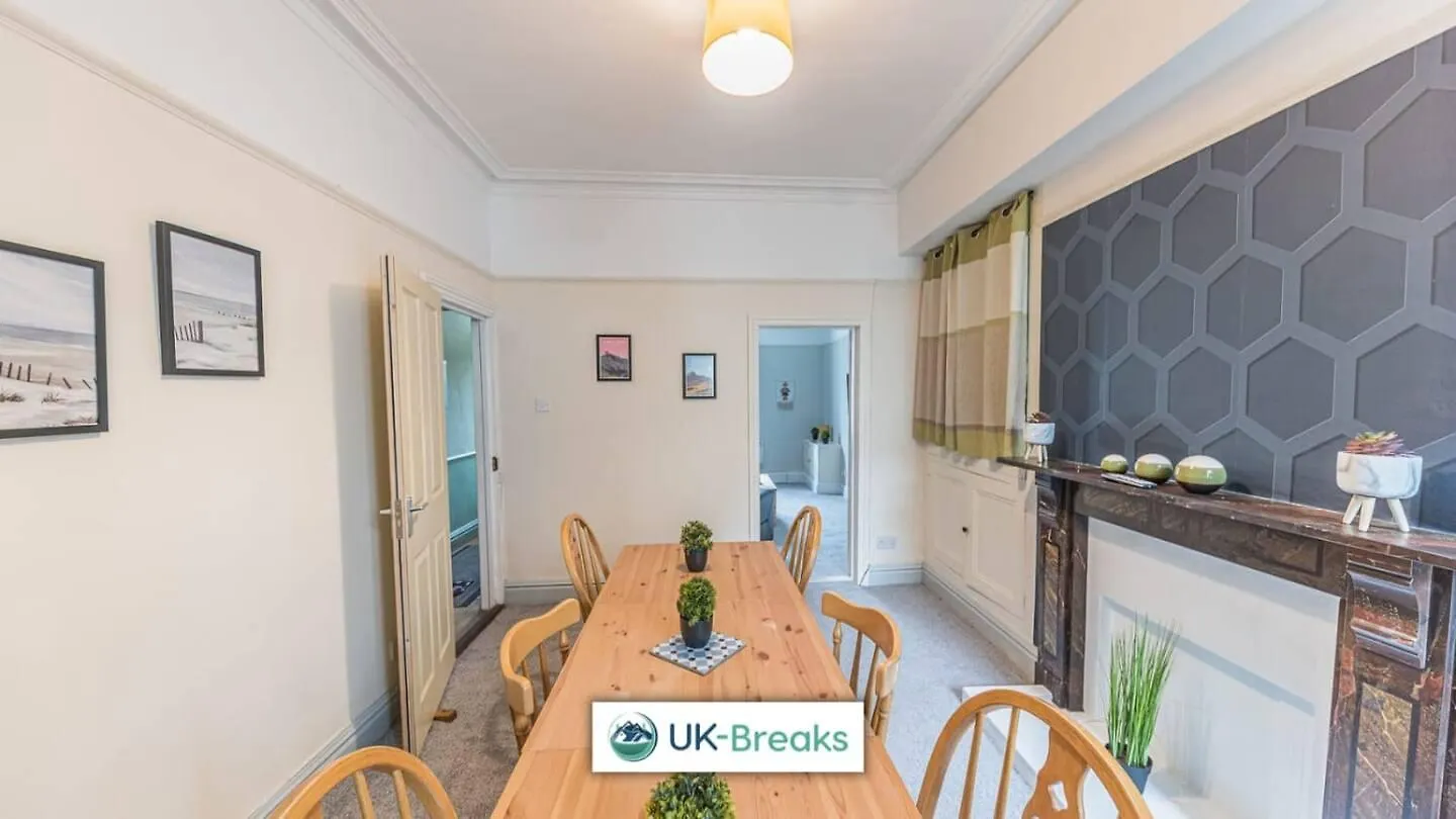 Large, Centrally Located, 5 Bedroom House Homestay Workington