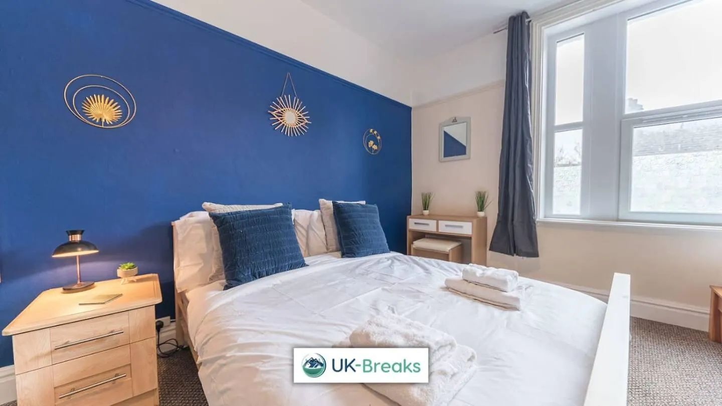 Large, Centrally Located, 5 Bedroom House Homestay