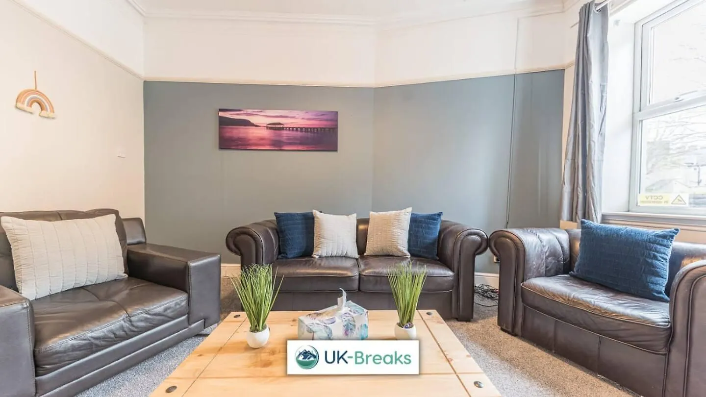Homestay Large, Centrally Located, 5 Bedroom House *