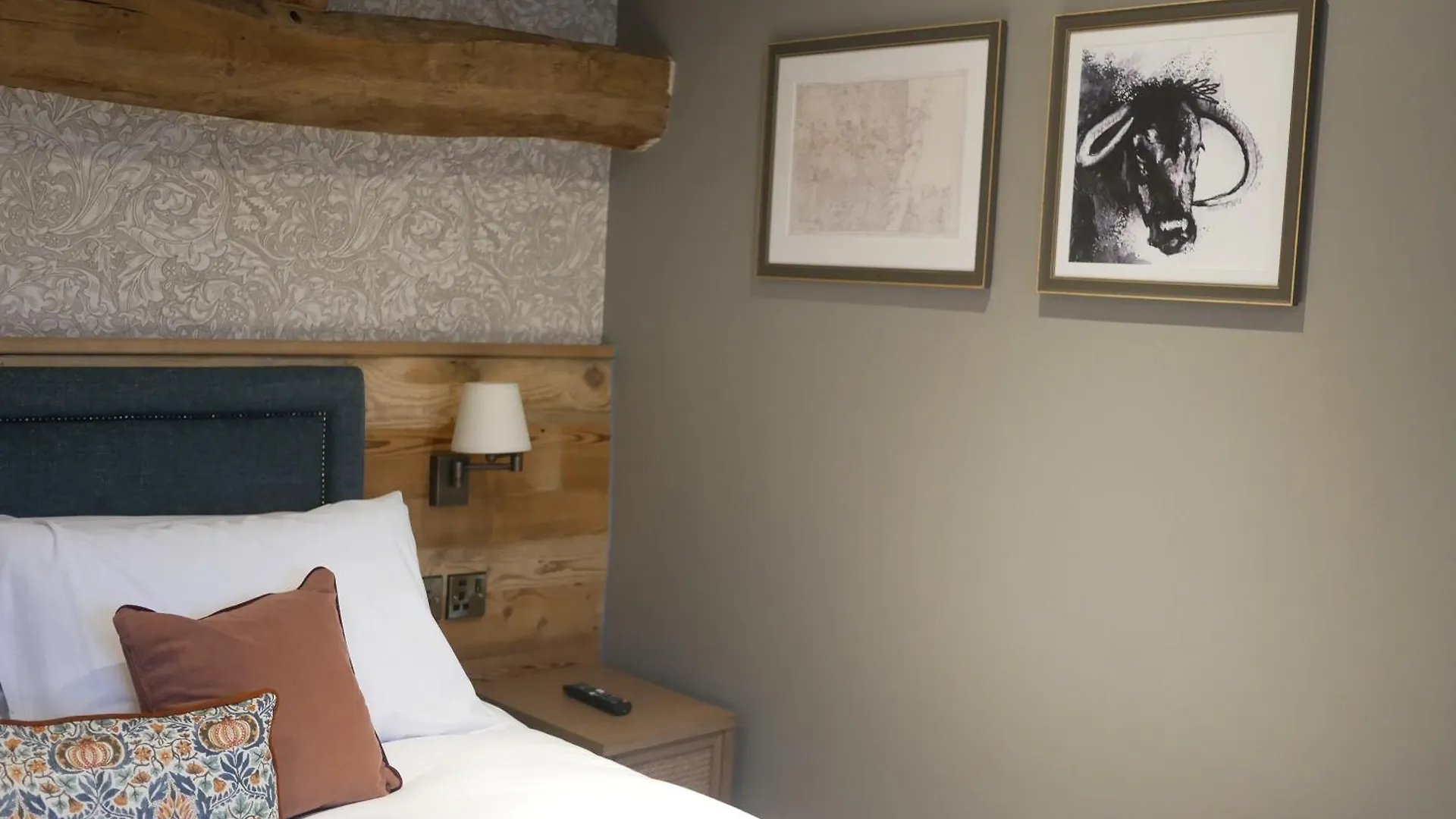 Queens Head & Restaurant Guest house 4*