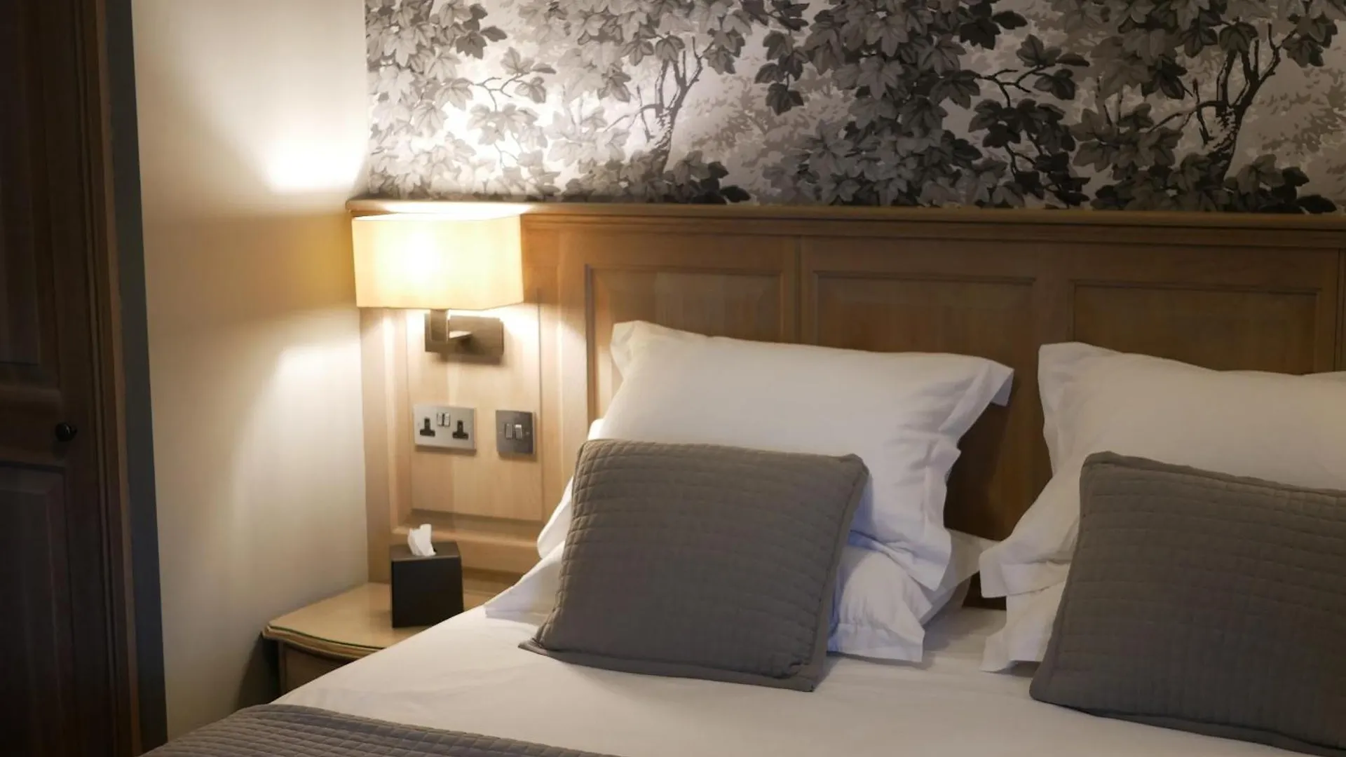 Queens Head & Restaurant Guest house 4*