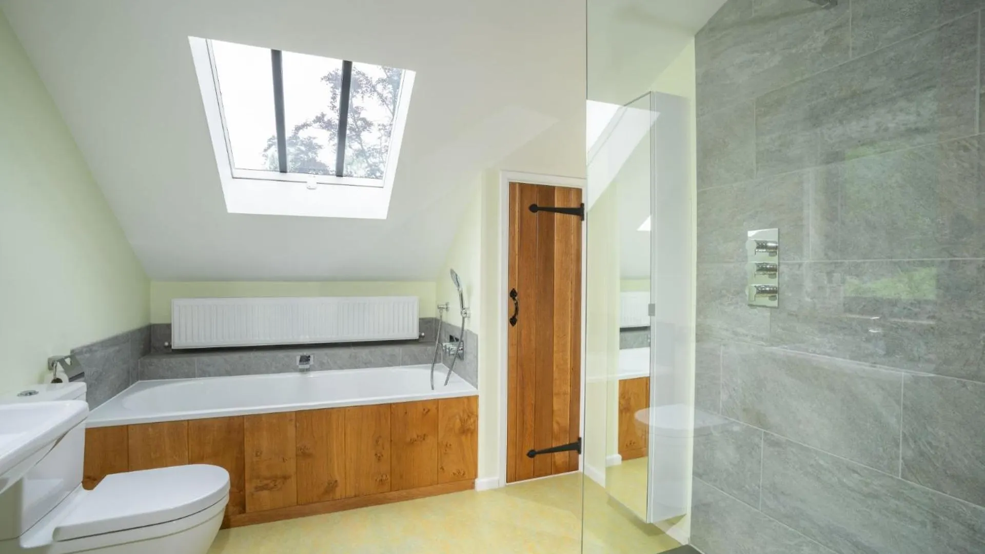Panoramic Views & Spacious Living By Letmestay Grasmere