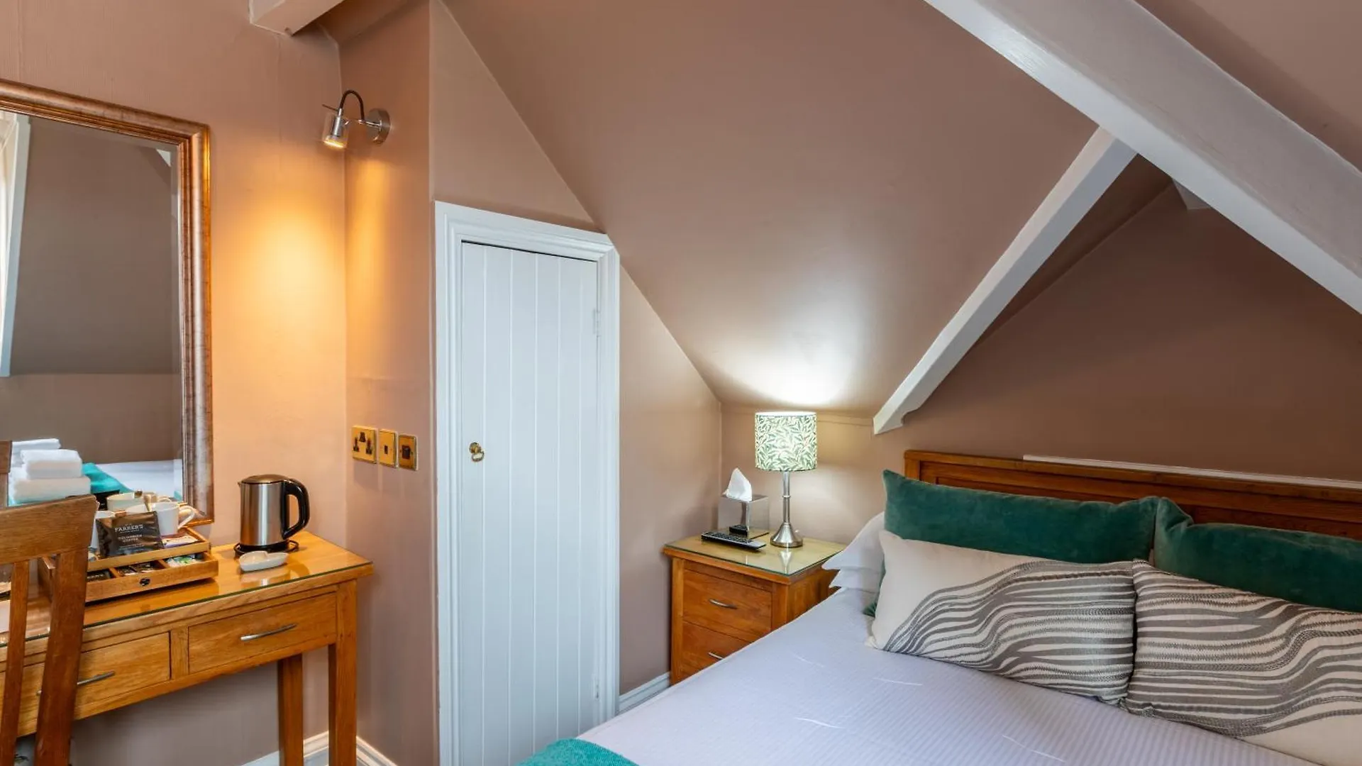 Oakfold House 4*