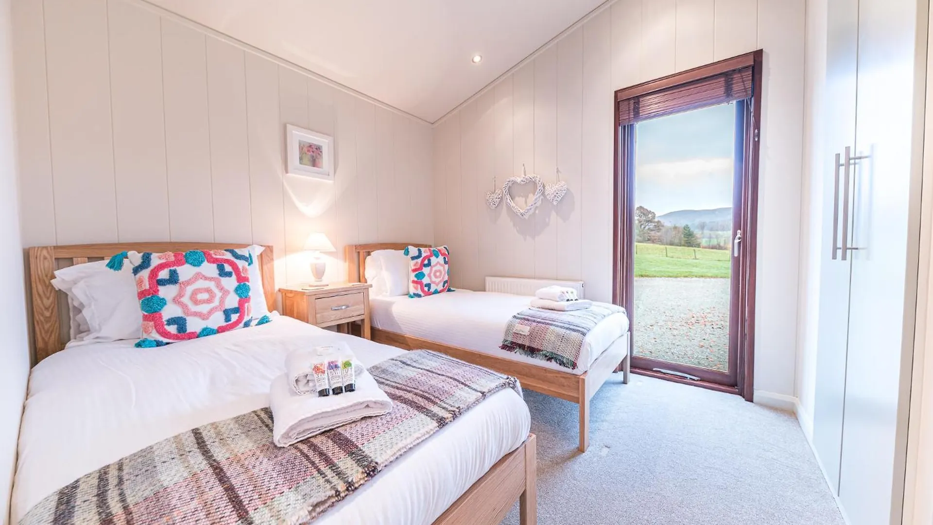 Family Friendly, Lovely Lakeland With Private Parking And A Patio Chalet Hawkshead