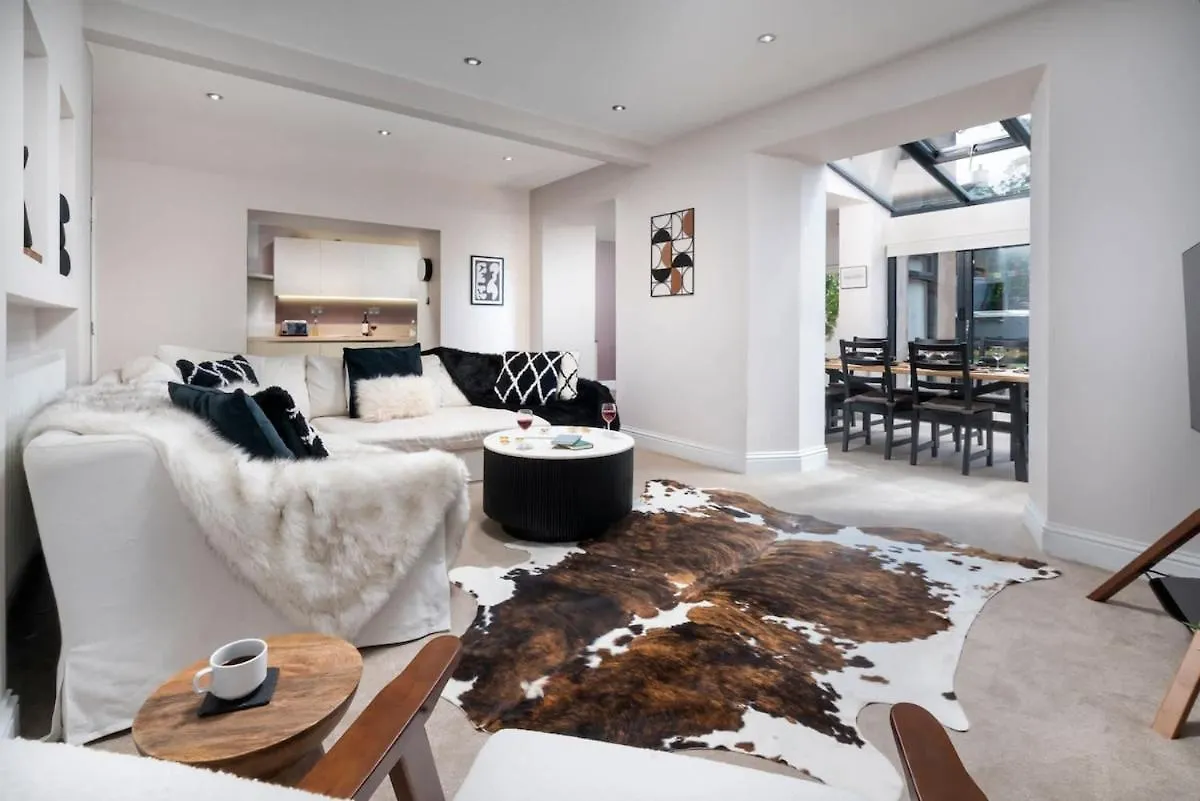 Rosemount X3 Bed Townehouse With Hot Tub & Parking, 度假居 *
