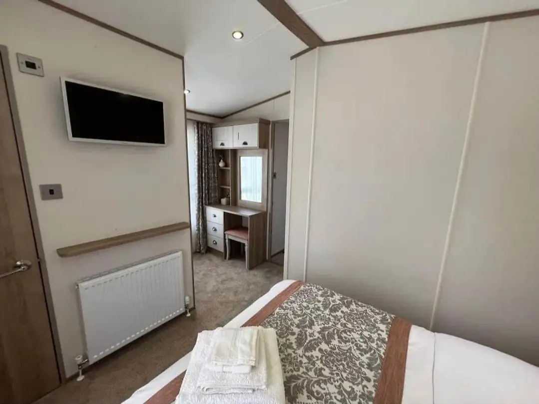 Lakeside Location, Sleeps 8, 3 Bedrooms, Fully Glazed Wrap Around Decking, Haven Lakeland, District Flookburgh