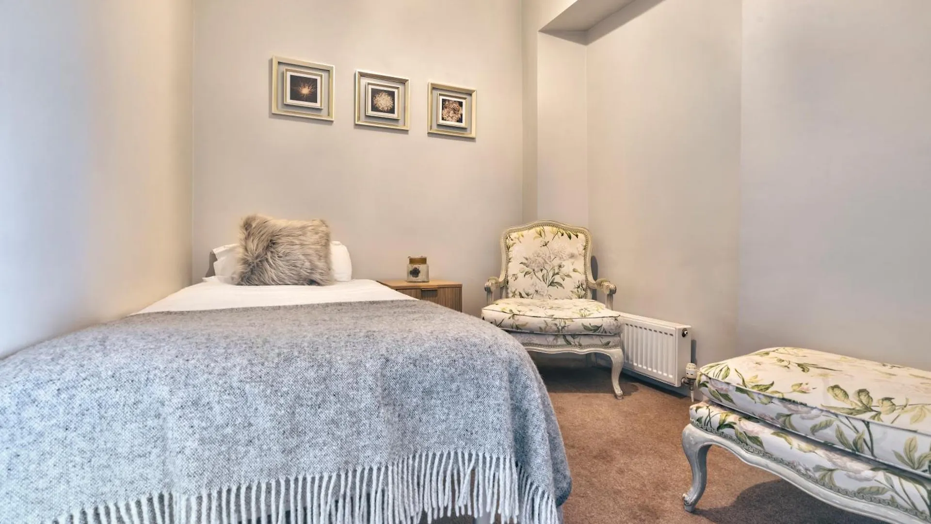 Rosemount District Townhouse With Hot Tub 펜션 *