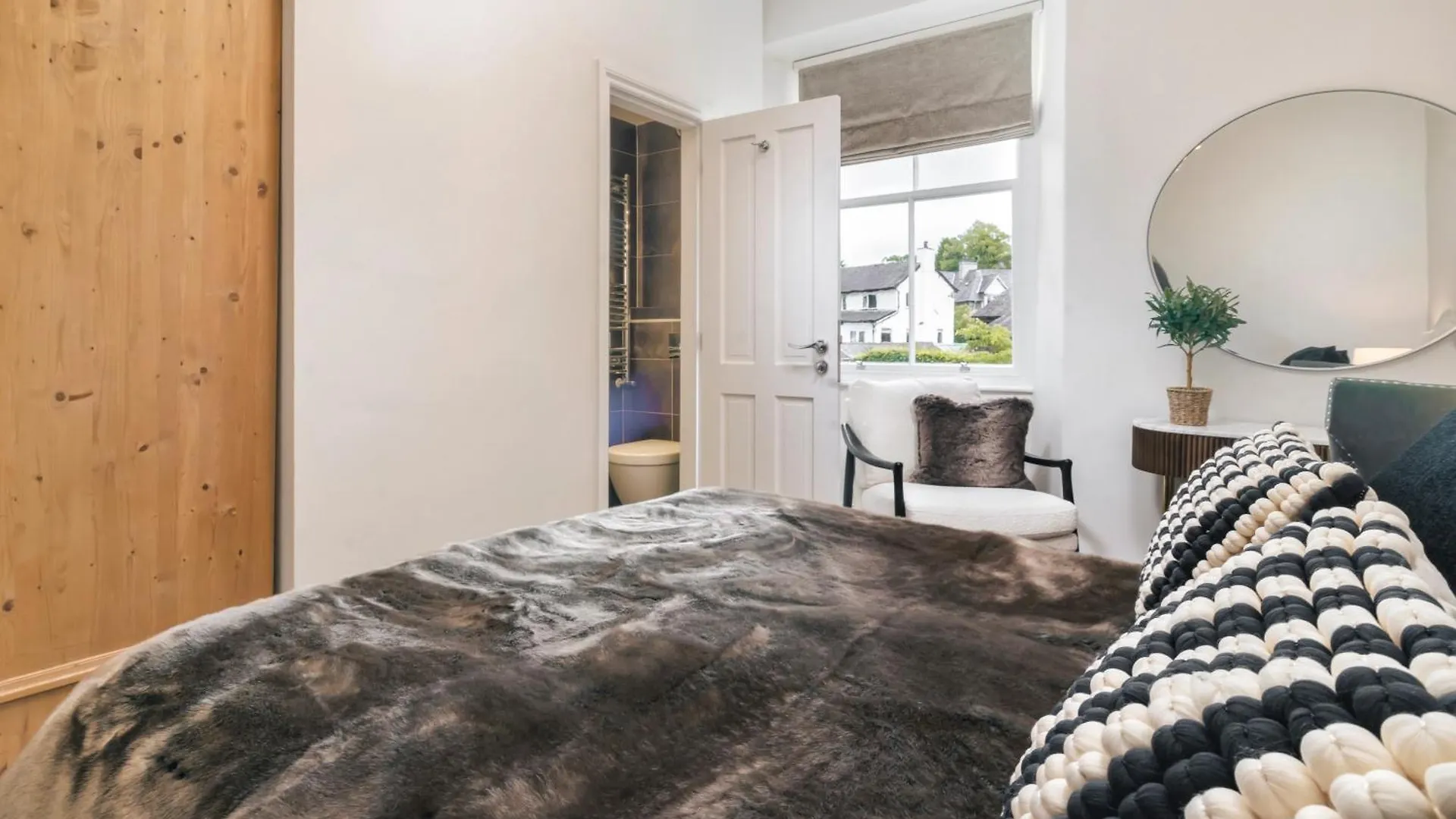 Rosemount District Townhouse With Hot Tub *