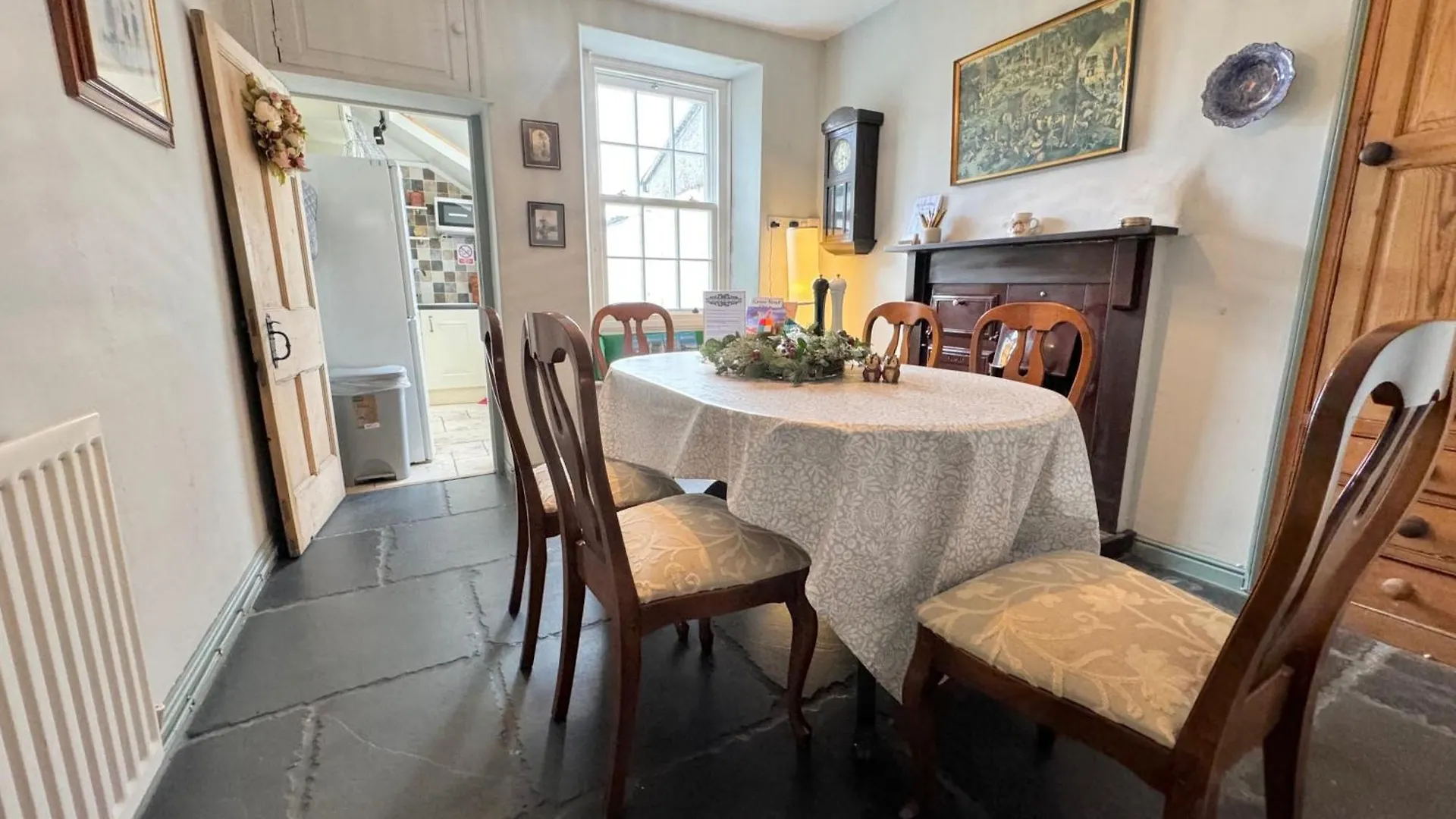The Old Locksmith 3 - Bed Sleeps 6 *