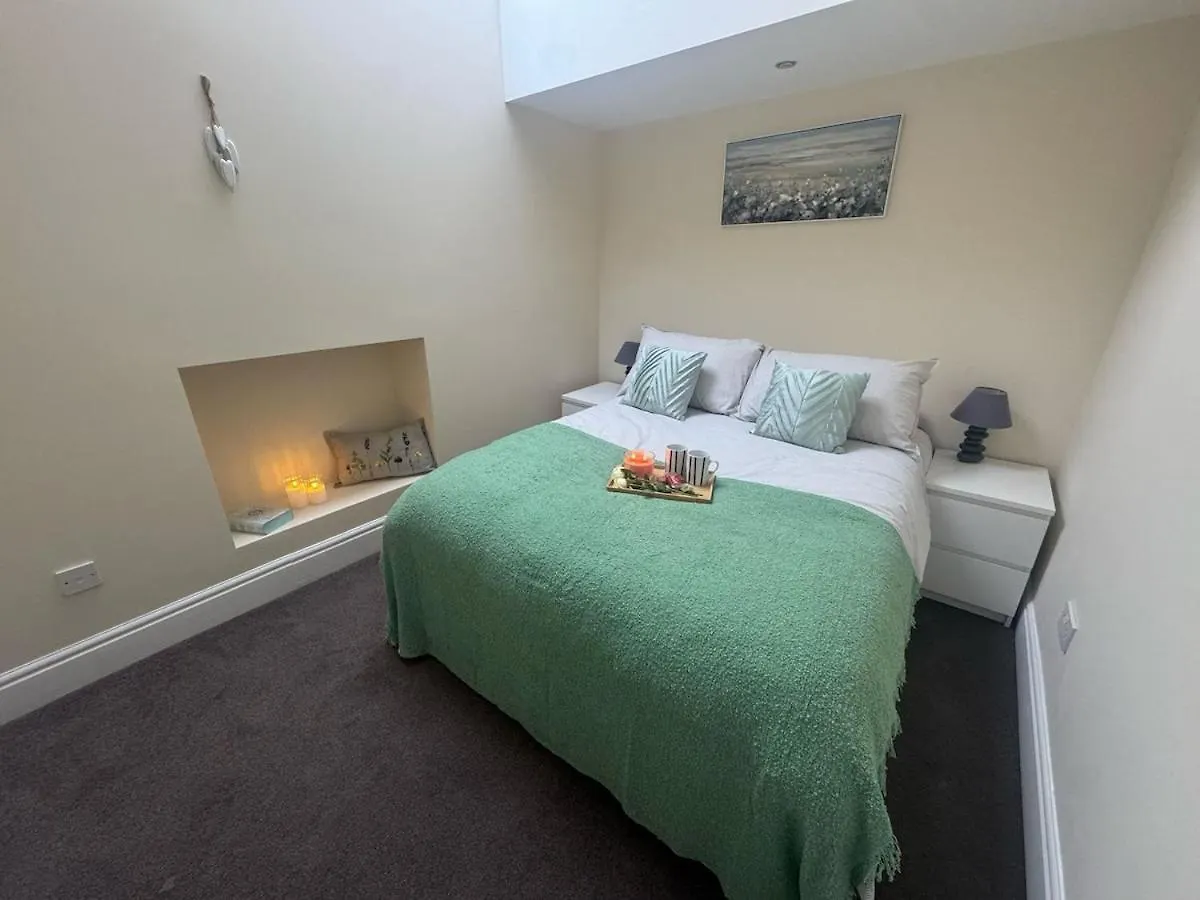 2 Hicks Lane, 2 *